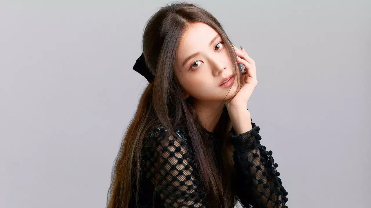 jisoo from blackpink posing with hand on chin