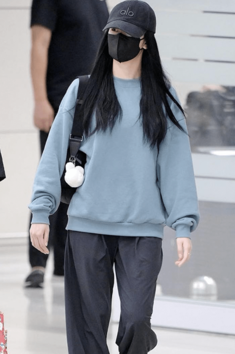 Jisoo from Blackpink at Seoul airport wearing Alo