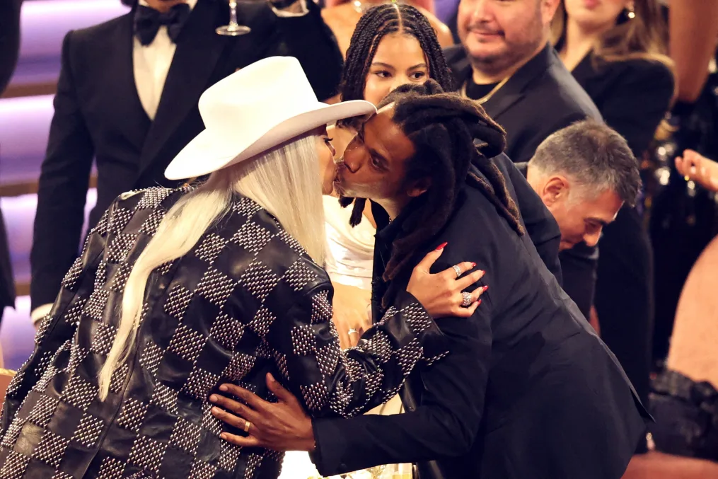 Beyonce and Jay-Z sharing a kiss at the 66th annual Grammy Awards