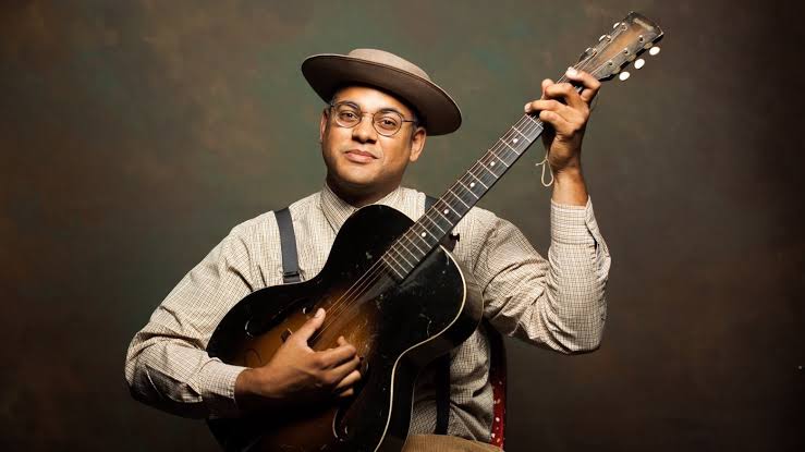 Dom Flemons holding banjo